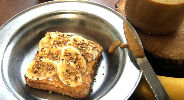 Тост с арахисовым маслом, бананом и кунжутом
