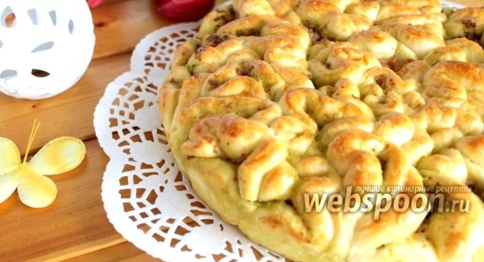Пирог с соусом песто и колбасой