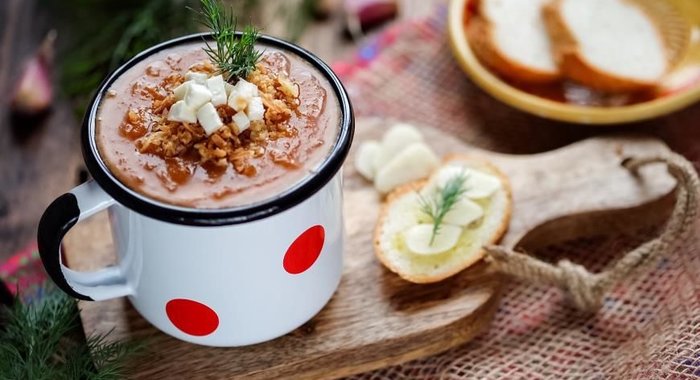 Овощной суп-пюре с луковыми чипсами и адыгейским сыром