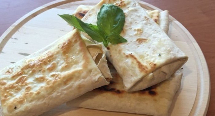 Конверты из лаваша с помидором, моцареллой и базиликом.