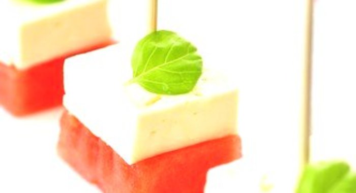 Арбузные канапе с сыром и мятой