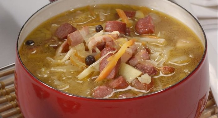 Кислые щи с копченостями