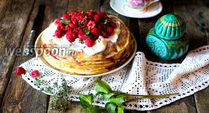 Шведский блинный торт со взбитыми сливками и ягодами
