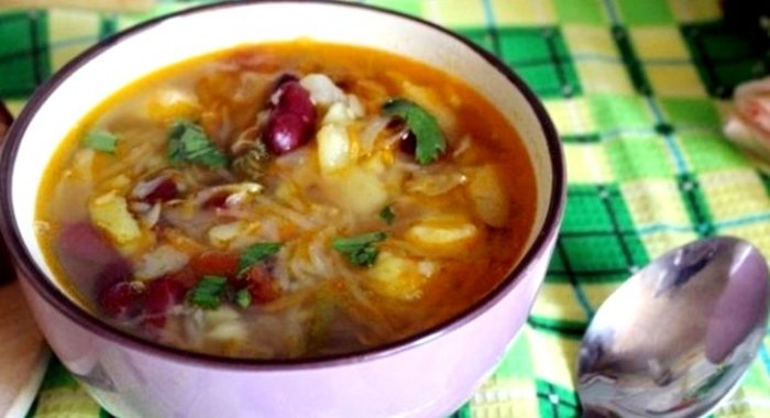 Щи из квашеной капусты с фасолью