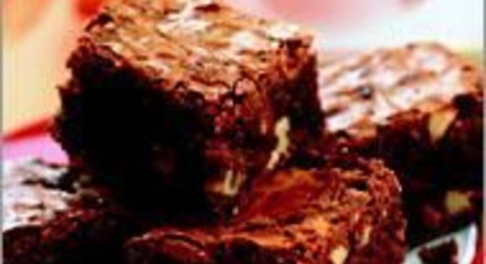 Шоколадные пирожные с финиками и грецкими орехами