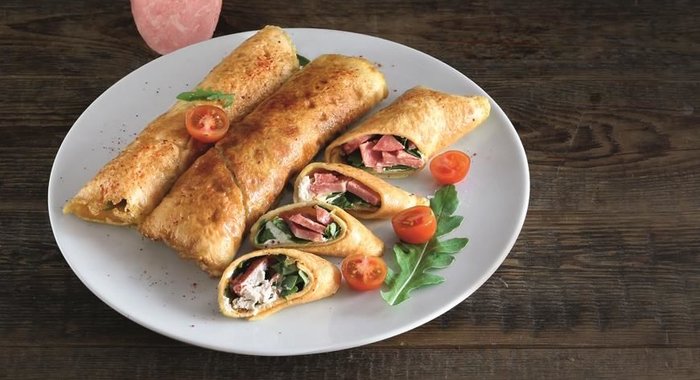 Роллы из омлета, сервелата с окороком и руколы