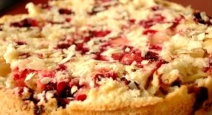 Шарлотка с яблоками и малиной