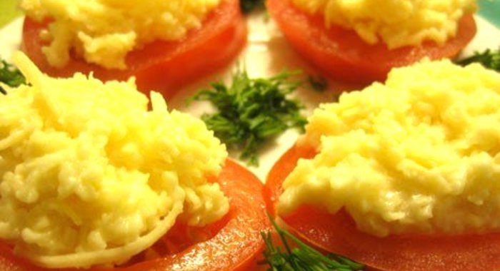 Бутерброды с помидорами и сырно-чесночным паштетом