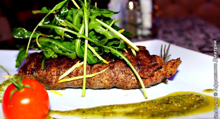 Стейк с креветками и устричным соусом