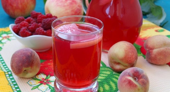 Компот из персиков, яблок и малины с мелиссой