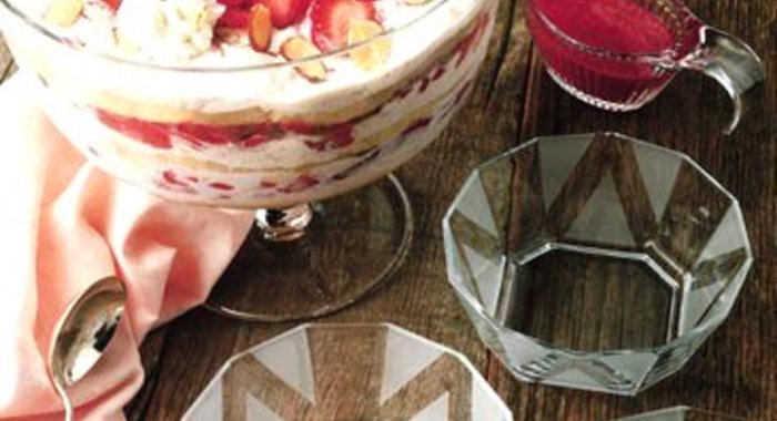 Клубника с муссом и орехами