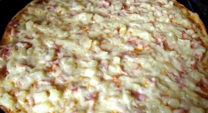 Пицца с ветчиной и ананасами