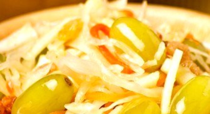Шукрут с яблоками и виноградом