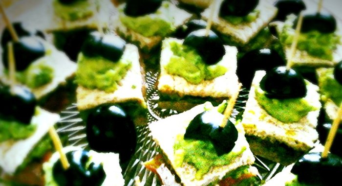 Канапе с красной рыбой и соусом из авокадо