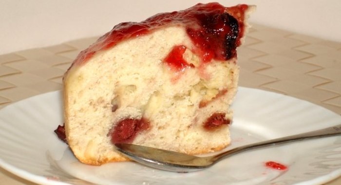 Шарлотка с клубникой в мультиварке