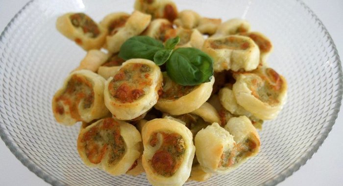 Печенье с домашним песто и сыром