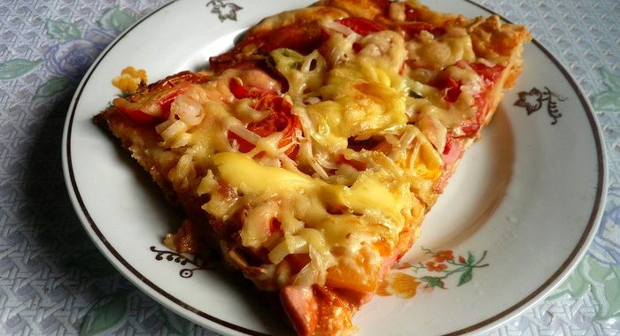 Домашняя пицца с сосисками и луком-пореем