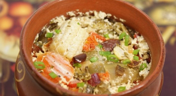 Тушеные овощи в горшочке с фаршем и сметаной