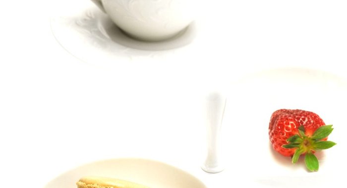 Пирожное макарон с соленой карамелью