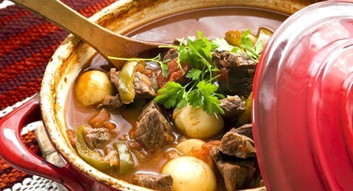 Гуляш по‑венгерски с яичной лапшой