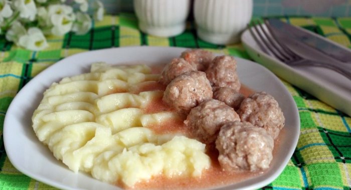 Мясные фрикадельки в сметанно - томатном соусе