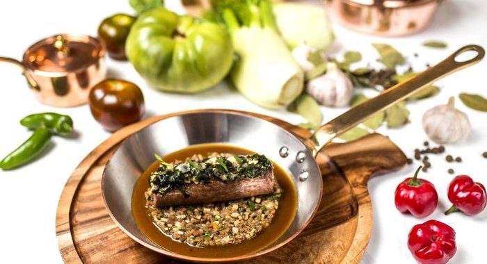 Жаркое из ягненка с вакаме и соусом из белых грибов