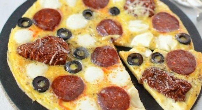 Омлет с моцареллой, сырокопченой колбасой и вялеными помидорами