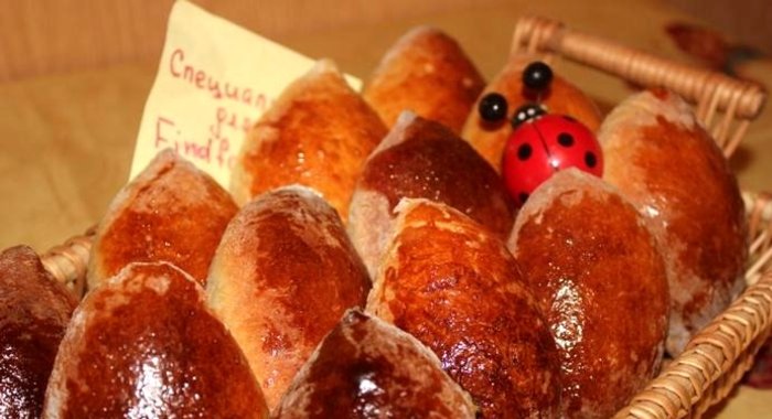 Пирожки с яйцом и зелёным горошком