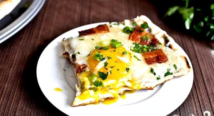 Пицца на гриле на завтрак