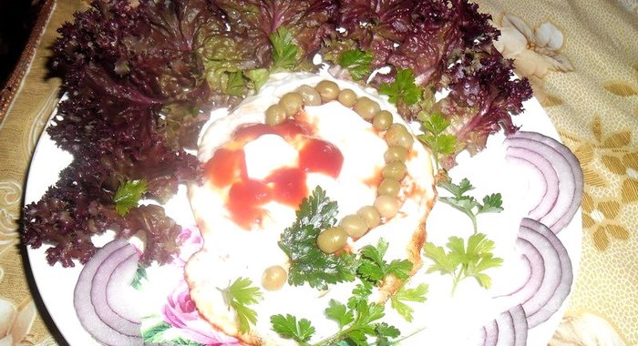 Яичница с зеленью и луком