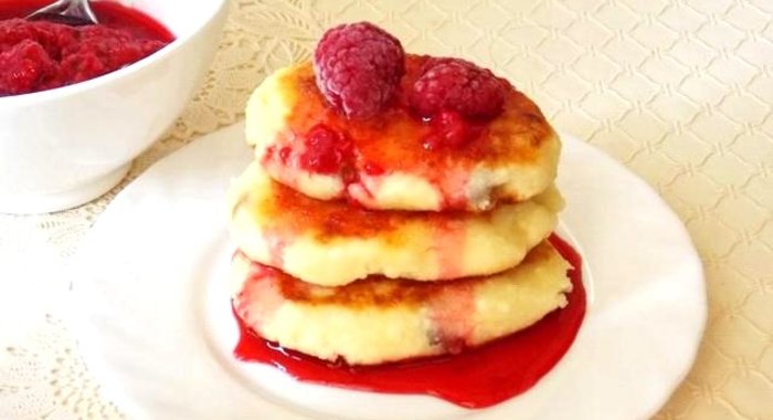 Сырники с изюмом и малиной