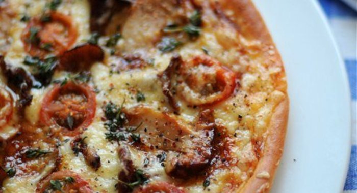 Пицца с лесными грибами и молодым тимьяном