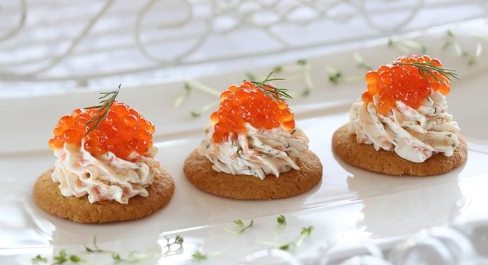 Миндальные печенья с икрой и муссом из семги
