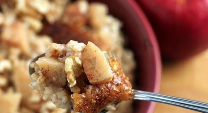 Ночная овсяная каша с яблоками и орехами в мультиварке