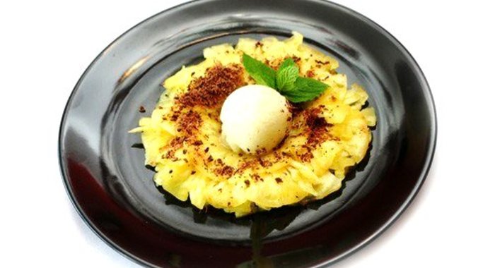 Ананасы в черном перце на гриле с мороженым и медово-апельсиновым соусом