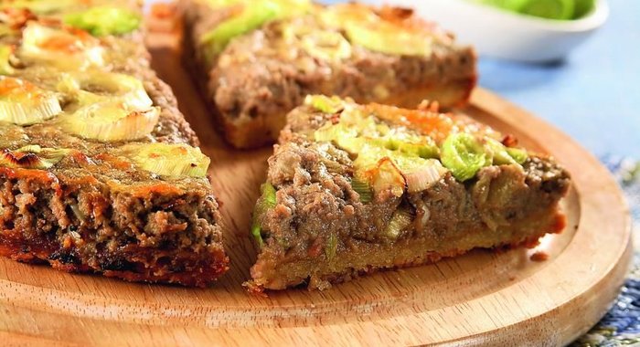 Пирог из паштета с двумя видами лука