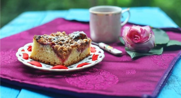 Дрожжевая сливовая шарлотка со штрейзелем