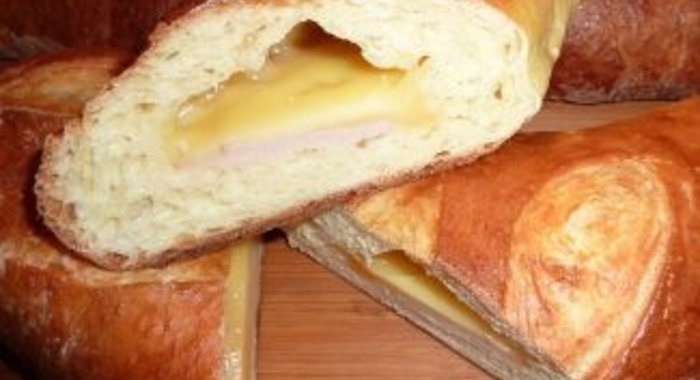 Хлеб для пикника с сыром и ветчиной