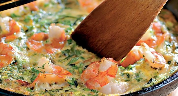 Омлет с кабачками, креветками и зеленью