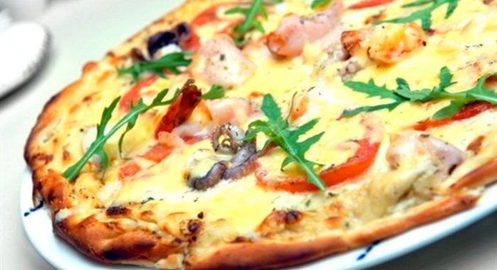 Пицца с рыбой, крабами и соусом из морской капустой