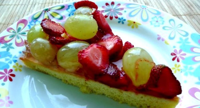 Открытый торт с фруктами