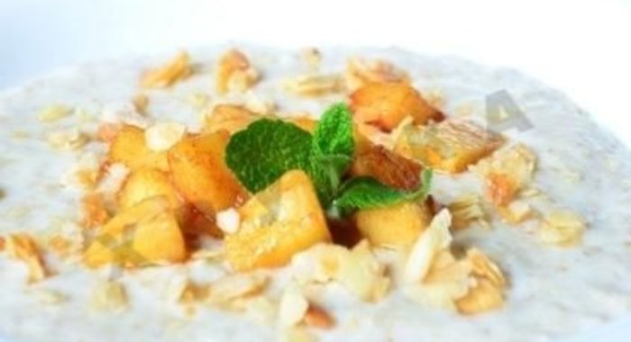 Каша из овсяных хлопьев с карамельными яблоками и миндалем