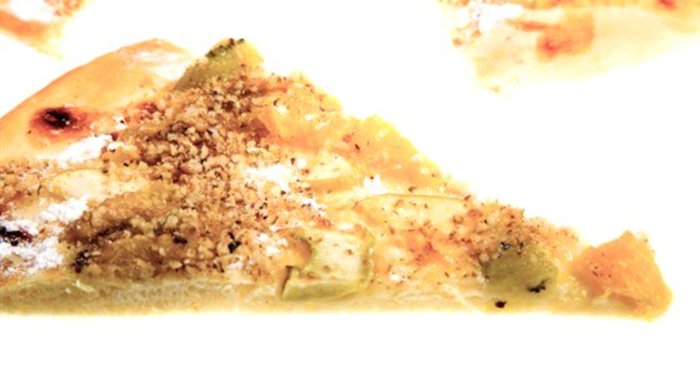 Пицца с грушей, луком, орехами и двумя видами сыра