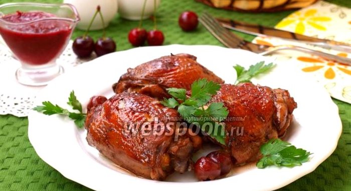 Куриные бёдрышки запечённые в вишнёвом маринаде