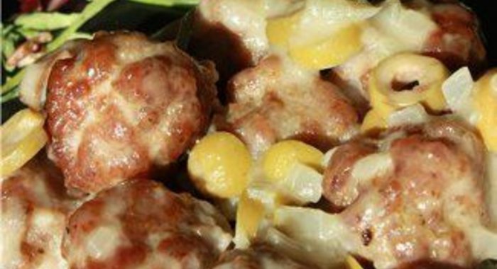 Фрикадельки в соусе из оливок