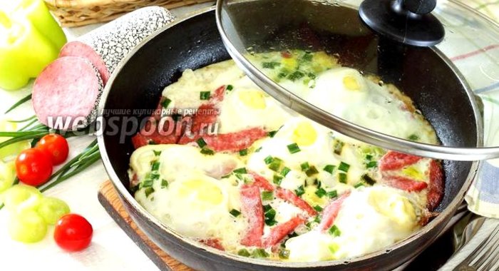 Яичница с колбасой