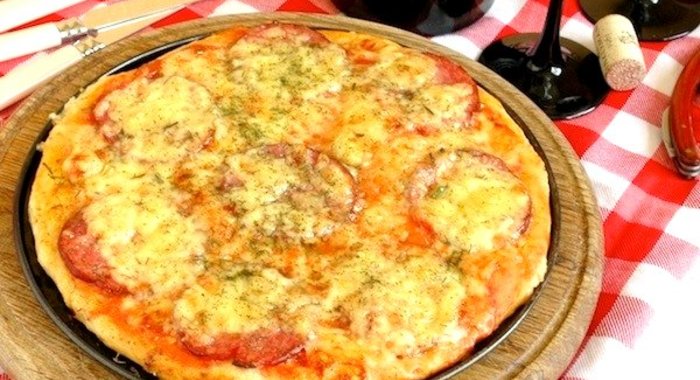 Пицца с сервелатом и томатами