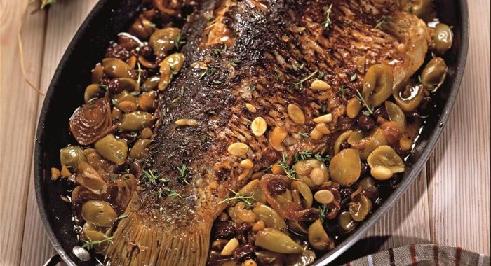 Карп, тушенный с виноградом