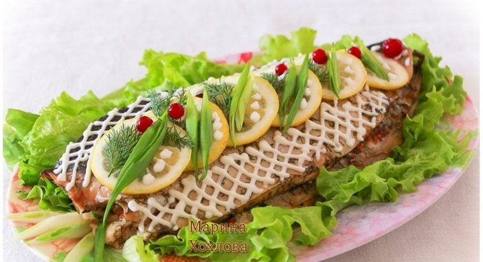 Лосось запеченный с начинкой из мелкой белорыбицы в зелёном маринаде