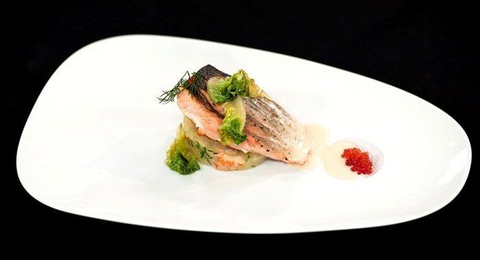 Стейк из семги на печеном картофеле с икорным соусом